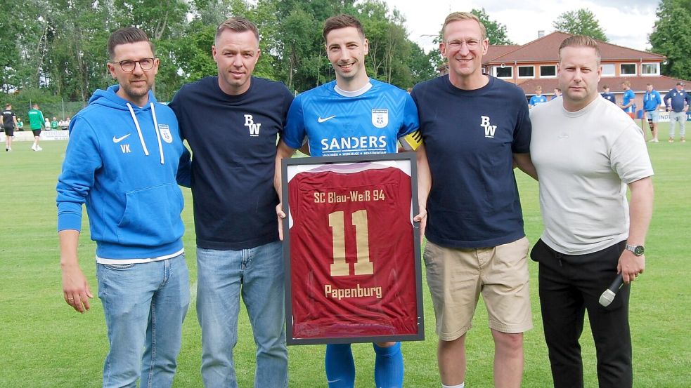 Zum Karriereende erhielt Eric Bruns ein eingerahmtes BW-Trikot mit „seiner“ Nummer 11. Fotos: Marco Reemts