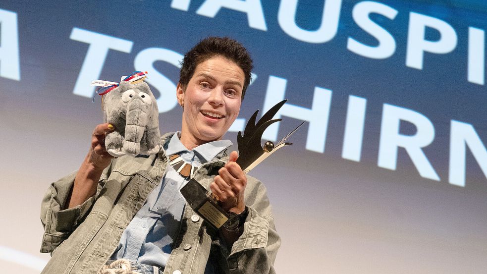 Sie hat ihn: Nora Tschirner holte sich den Schauspielpreis vom letzten Jahr persönlich in Emden ab. Fotos: Klaus Ortgies