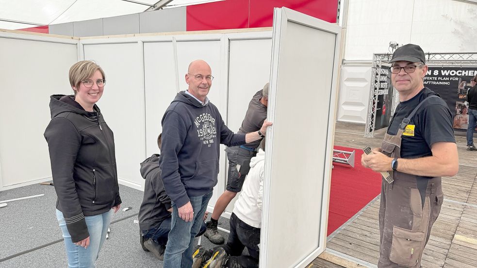 Beim Aufbau des Standes der Firma Redenius aus Victorbur packt Firmenchef Jann Redenius (2. von links) selbst mit an. Foto: Holger Janssen