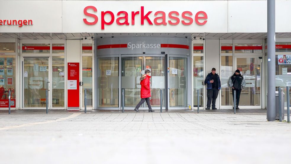Auch die Sparkasse selbst sei Opfer, heißt es dort. (Archivbild) Foto: Christoph Reichwein/dpa