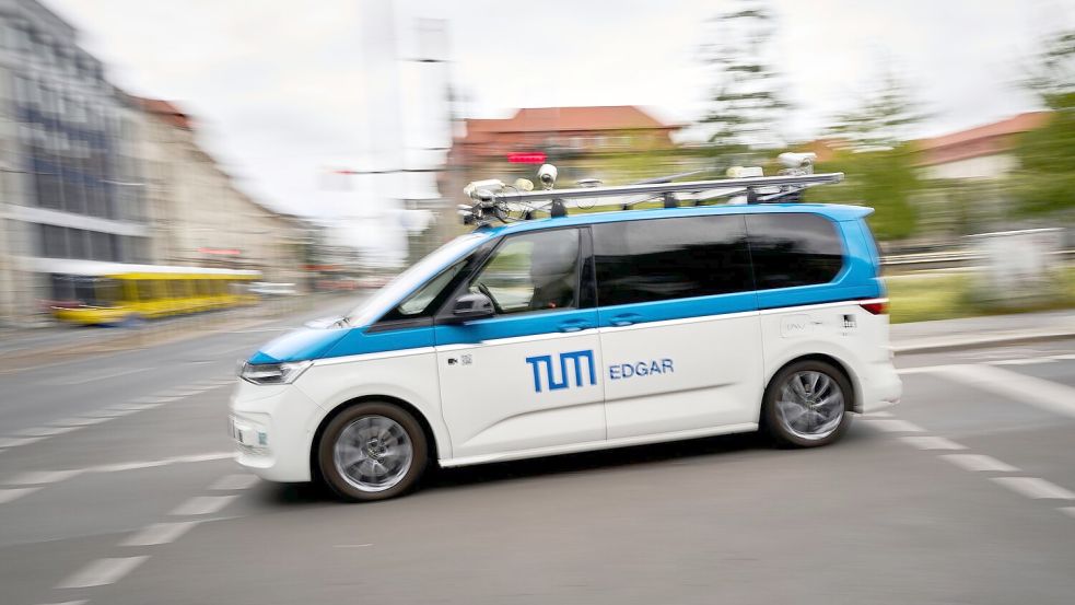Unterwegs auf Prüfungsfahrt: Ein autonomes Fahrzeug - hier ein Forschungswagen der Technischen Universität München - bewegt sich im Berliner Straßenverkehr. Foto: Michael Ukas