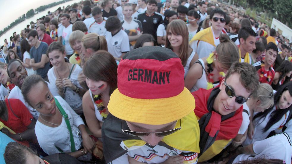 Die deutsche Nationalelf steigt an diesem Sonnabend in die Fußball-WM ein. Dazu gibt es etliche Public-Viewing-Events in Ostfriesland. Foto: Fredrik von Erichsen/DPA/Archiv