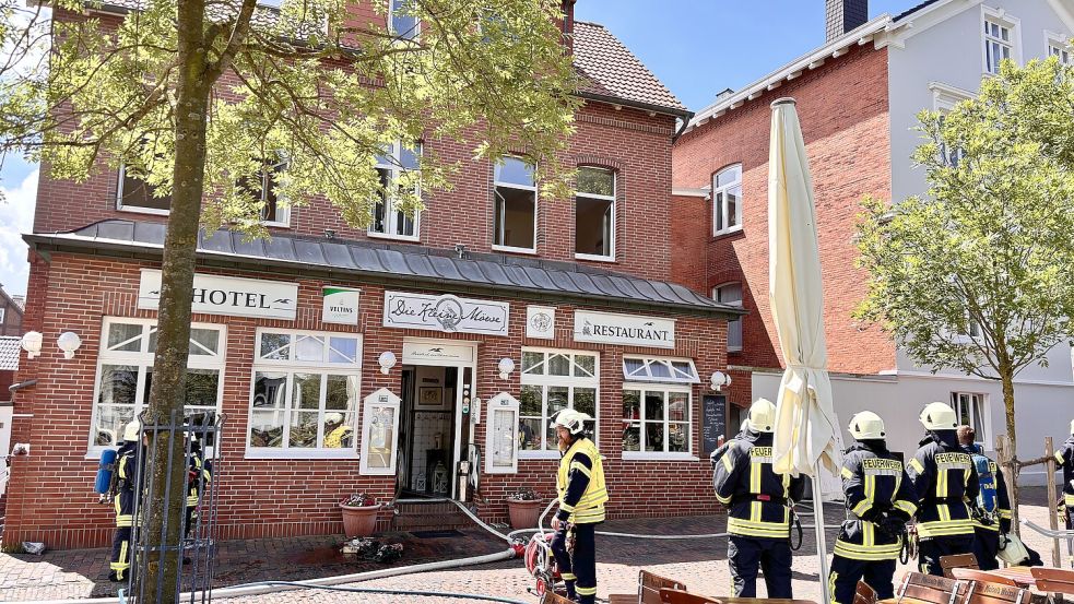 Die Feuerwehr Borkum wurde am Donnerstagmittag zu einem Brand in der Kirchstraße alarmiert. Foto: Florian Ferber