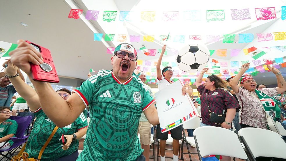 Mexikanische Fans freuen sich über das erste Tor. Foto: Julio Cortez