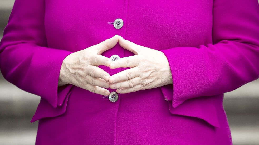 Angela Merkel formt bei einem Termin als Bundeskanzlerin im Mai 2019 ihre berühmt gewordene Raute. Foto: IMAGO / Emmanuele Contini