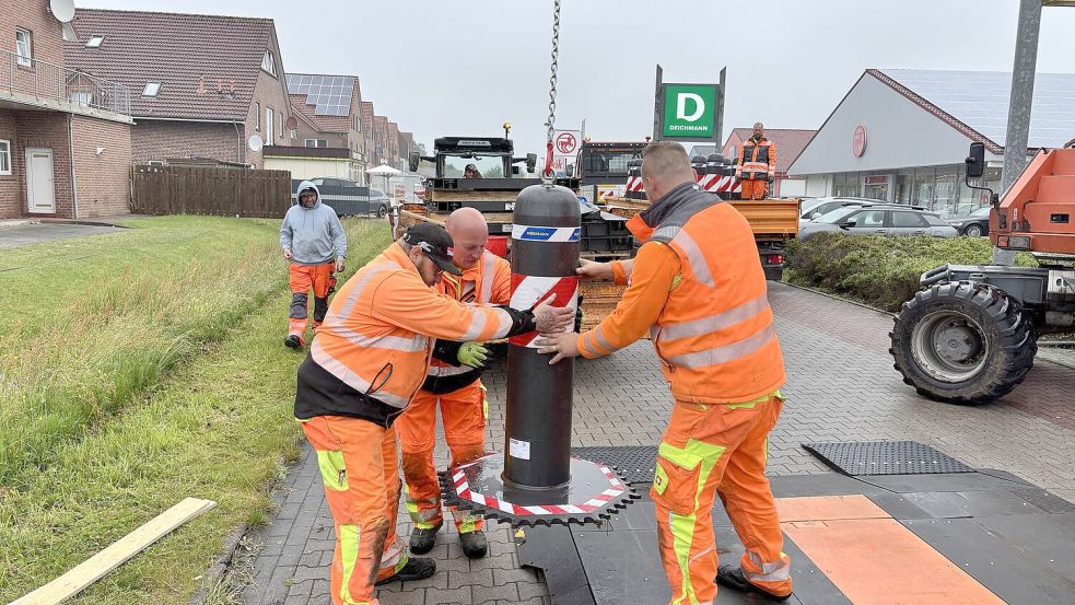 Mitarbeiter des Südbrookmerlander Bauhofs montieren sogenannte Amok-Sperren. Foto: Holger Janssen