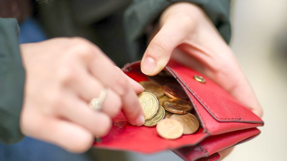 Je höher die Inflation, umso deutlich spüren die Menschen das im Geldbeutel. (Symbolbild) Foto: Jan Woitas