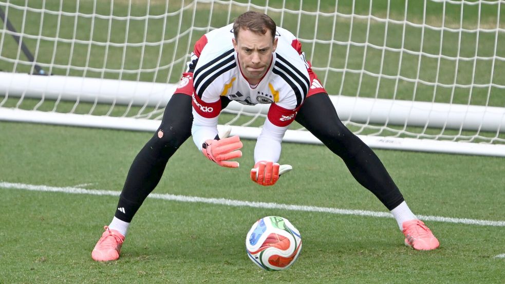 Zwei Jahre ohne Länderspiel, aber mit der Aura des Weltmeisters: Manuel Neuer. Foto: Federico Gambarini/dpa