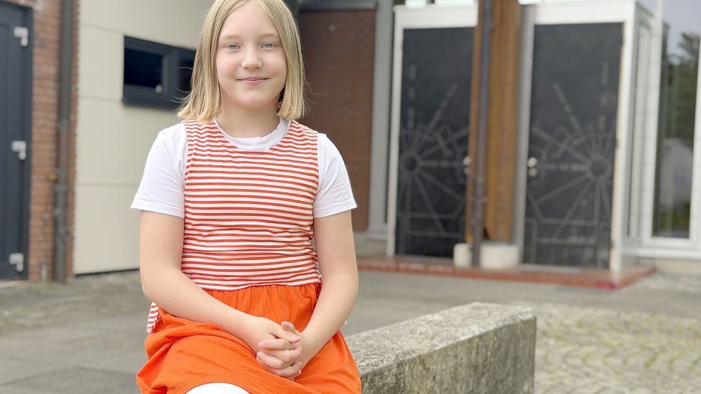 Weiß, was sie will: Die neunjährige Mia vor der Thomaskirche in Osnabrück. Sie lässt sich beim Großen Tauffest im Attersee taufen. Foto: Matthias Liedtke