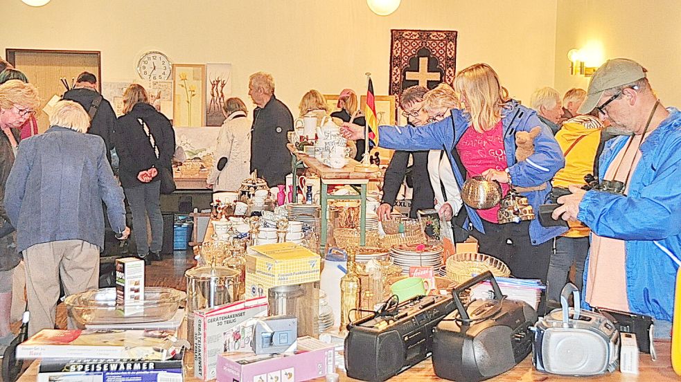 Viele Besucher stöberten im Bingumer Gemeindehaus nach gut erhaltenen Dingen. Foto: Bodo Wolters