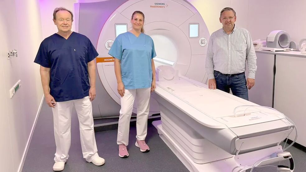 Peter Nellessen, Radiologieassistentin Ann-Kristin Breer und Thomas Krallmann (von links) freuen sich über das moderne neue MRT in der Radiologie des Marien-Hospitals. Foto: Marien-Hospital Papenburg-Aschendorf
