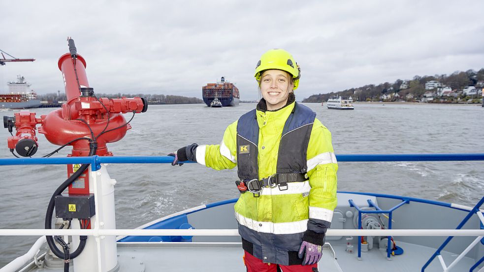 Der Job macht ihr Spaß: Pauline Schirmeister an Bord eines Schleppers. Foto: Fairplay Towage Group