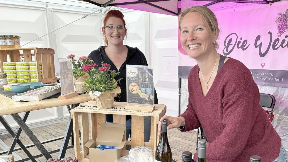 Daniela Metzger-Goldenstein (links) und Carina Schulz richten den Stand der Weinkiste aus Upende ein. Foto: Holger Janssen