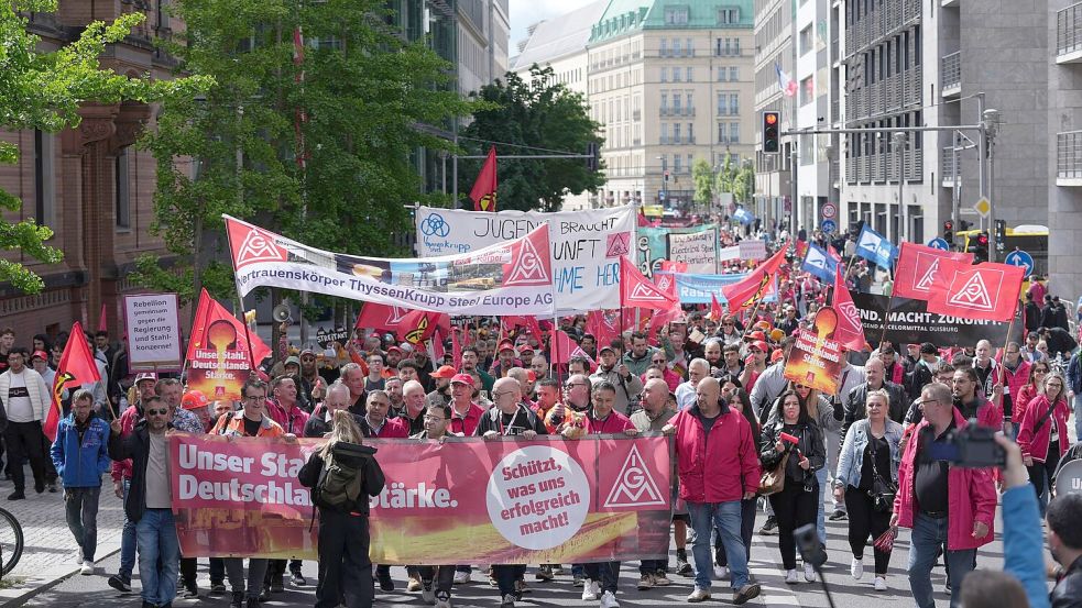 Nach Angaben der IG Metall beteiligten sich in Berlin rund 1.700 Beschäftigte aus mehr als 40 Betrieben. Foto: Sven Kaeuler/dpa