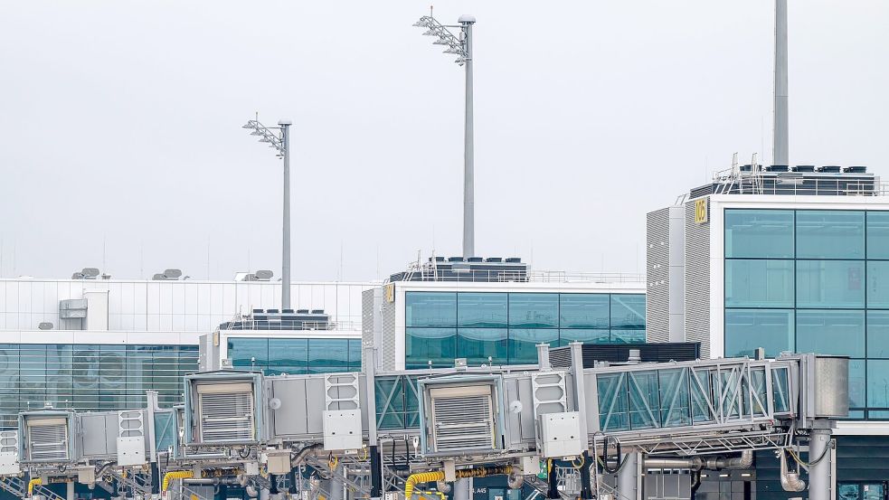 Der Münchner Flughafen wächst - im Bild der Erweiterungsbau des Terminals 1. Die Fernverkehrsanbindung aber fehlt weiter. (Archiv) Foto: Peter Kneffel/dpa