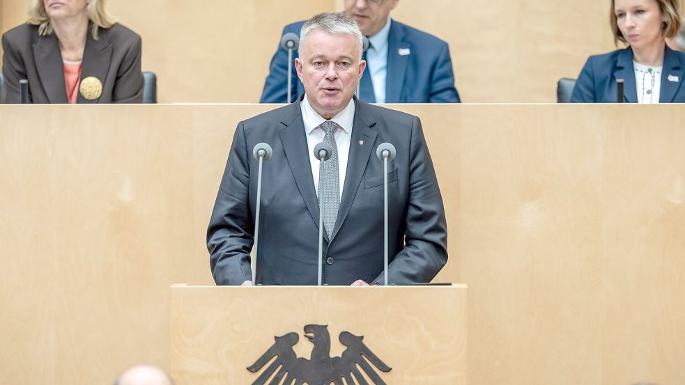 Ministerpräsident Schnieder warnte vor einer Gefährdung von Versorgungsstrukturen. Foto: Michael Kappeler/dpa
