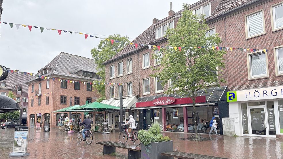 Das Hartmann-Haus (mit roter Dekoration am Geschäft) steht zum Verkauf. Die Stadt Emden hatte es Ende 2023 gekauft. Fotos: Mona Hanssen