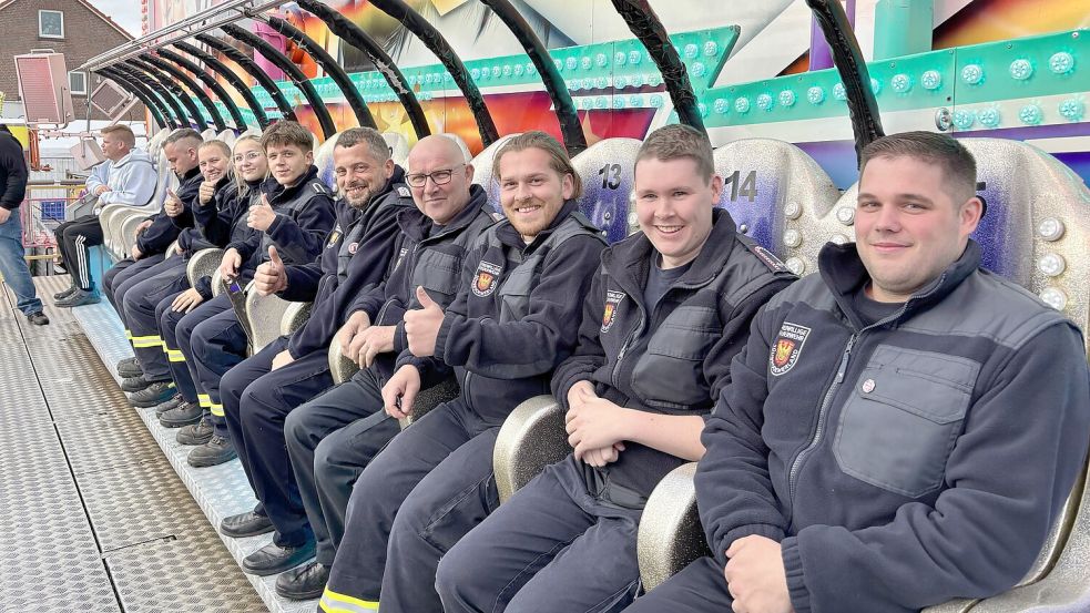 Die Kameraden der Feuerwehr Wiegboldsbur ließen sich im "Superdance" ordentlich durchschütteln. Foto: Holger Janssen