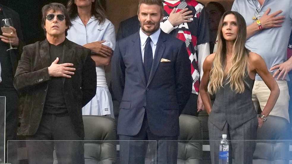 Tom Cruise, David Beckham und seine Frau Victoria Beckham zählten zu den Promis auf den Tribünen. Foto: Andre Penner