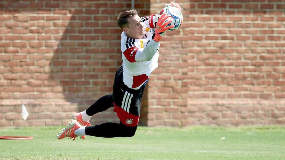 Manuel Neuer hat allen Kollegen im DFB-Kader etwas voraus. Foto: Christian Charisius/dpa