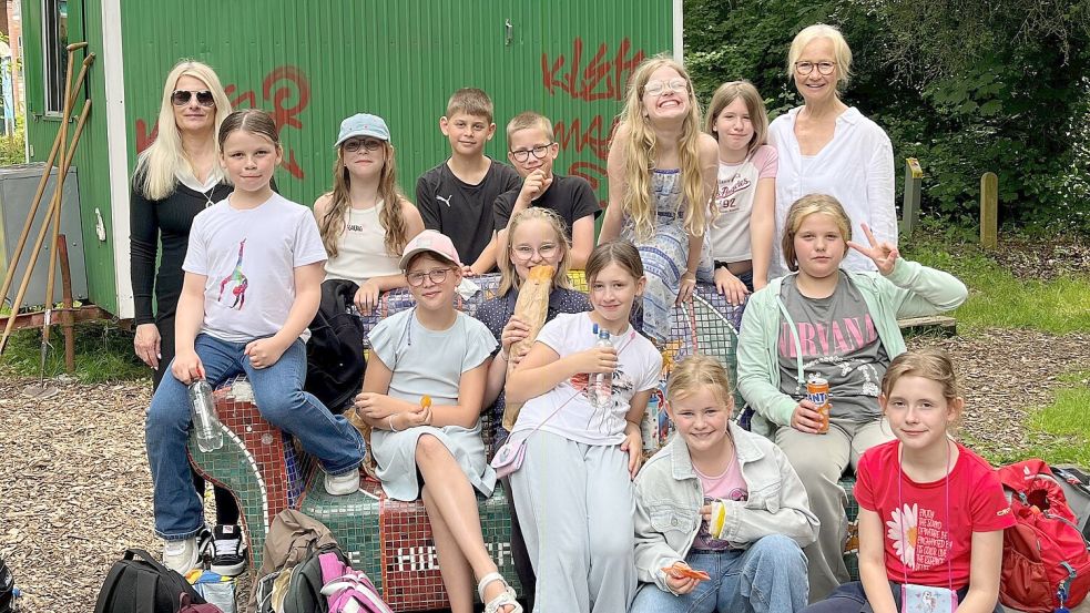 Die Schülerinnen und Schüler der Grundschule Weener und ihre Lehrkräfte verbrachten einen spannenden und fröhlichen Tag in Winschoten. Foto: Grundschule