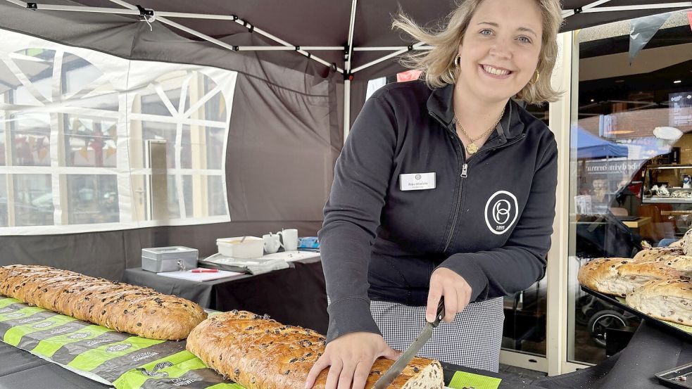 Tanja Hinrichs von der Bäckerei Buchholz versorgt die Besucher mit frischem Rosinenbrot. Foto: Holger Janssen