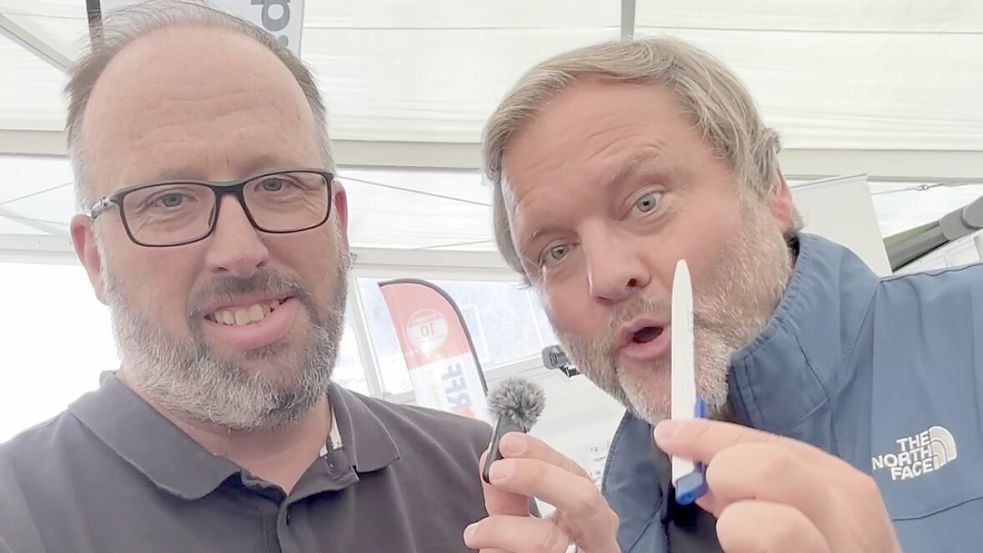 Von ON-Verlagsleiter Udo Hippen (rechts) bekam Südbrookmerland-Reporter Holger Janssen das erste Werbegeschenk für das Tausch-Spiel auf der Gewerbeschau in Moordorf. Foto: ON-Redaktion