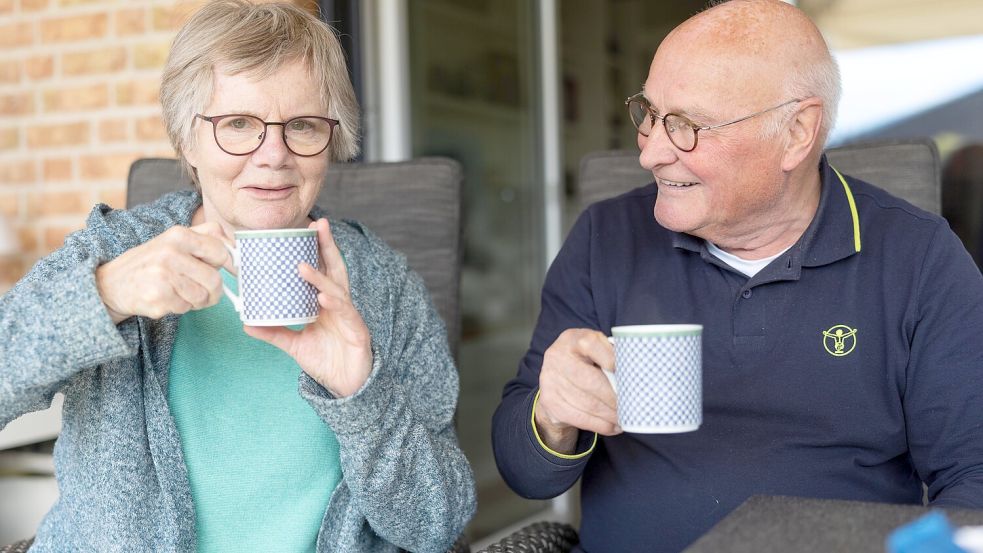 Gisela und Holger Schirotzek beim Kaffeetrinken auf der Terrasse. „Sie ist immer lieb“, sagt der Kappelner über seine demente Frau. Foto: Michael Staudt
