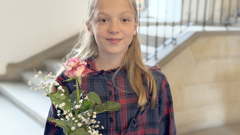 Spielt neben Klavier auch Klarinette: Anna Reif (10 Jahre alt) aus Osnabrück nach der Ehrung im Rathaus. Foto: Matthias Liedtke