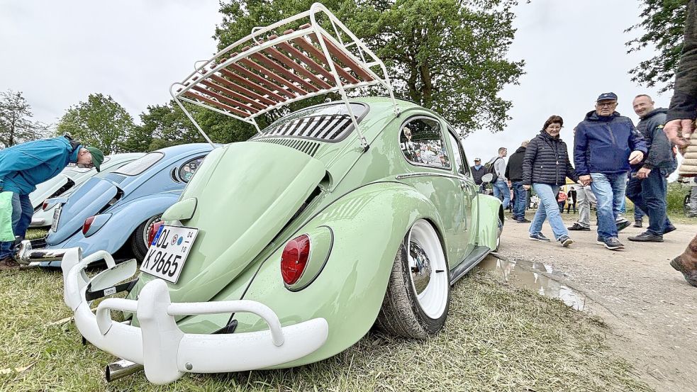 VW Käfer mal anders – keine Bange, das soll so. Auf dem Oldtimermarkt in Bockhorn gibt es viele Klassiker zu sehen. Foto: Klaus Ortgies