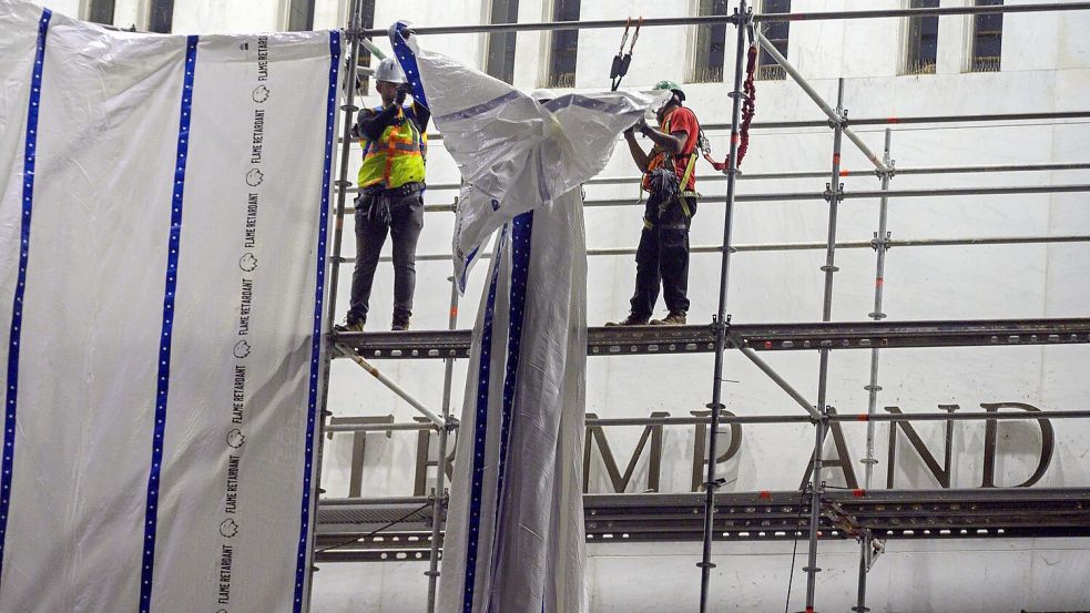 Arbeiter haben laut dem Kennedy Center Trumps Namen von der Fassade der Kultureinrichtung entfernt. Foto: Cliff Owen