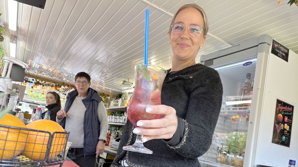 Rieke Eden steht mit ihrem Team in der Cocktailbar auf dem Marktplatz bereit und freut sich auf die Party. Foto: Holger Janssen
