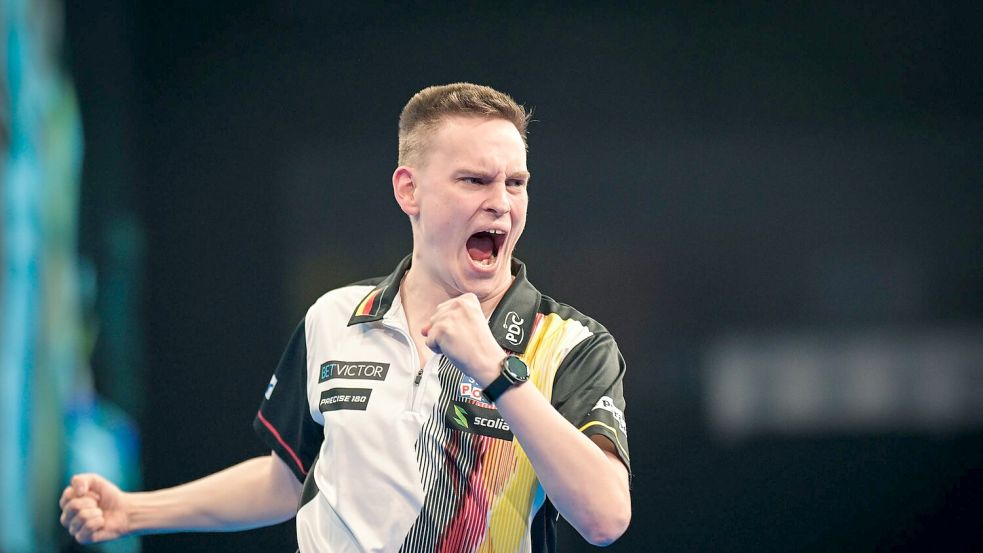 Darts-Profi Ricardo Pietreczko (hier im Bild) steht mit Martin Schindler im Viertelfinale der Team-WM. Foto: Hannes P. Albert/dpa