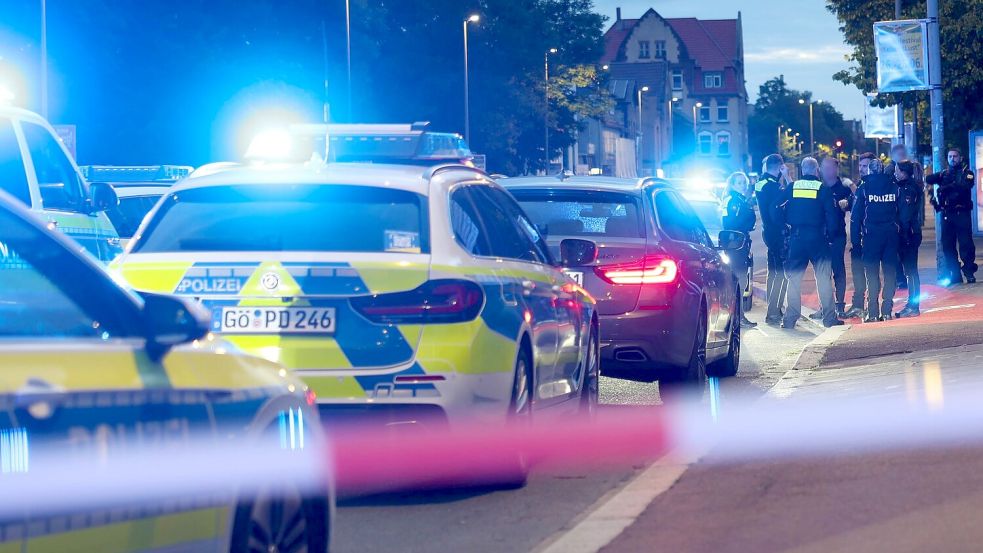 Die Polizei sperrte den Tatort weiträumig ab. Foto: Stefan Rampfel/dpa