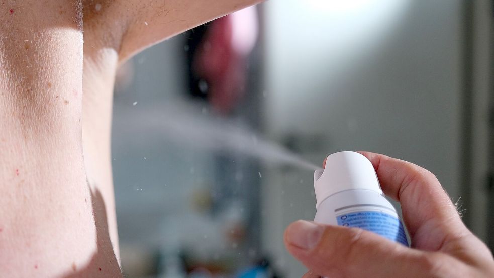 Die Achsel muss safe sein: Ein Mann sprüht Deodorant auf seine Achselhöhle. (Symbolbild) Foto: Bernd Weißbrod