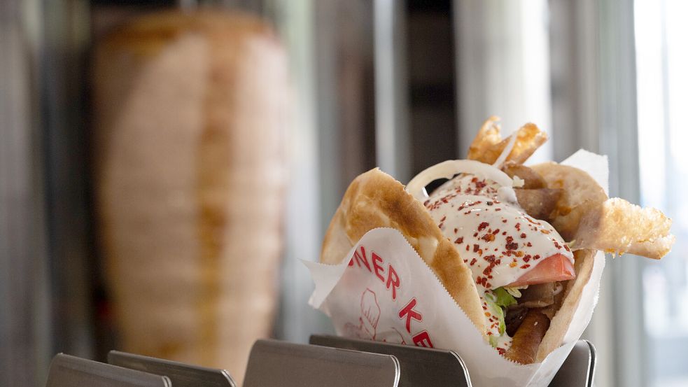 Die Preise für Döner sind in den vergangenen Jahren deutlich gestiegen. Viele Kunden zahlen heute über acht Euro für das beliebte Fast-Food-Gericht. Foto: dpa