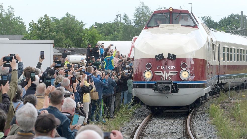 Willkommensfest für einen Zug-Oldtimer: Zahlreiche Schaulustige haben in Radebeul den historischen Schnellzug in Empfang genommen. Foto: Sebastian Willnow/dpa