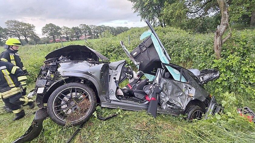 Der Beifahrer war eingeklemmt und wurde von der Feuerwehr aus dem Autowrack befreit. Foto: Feuerwehr Filsum