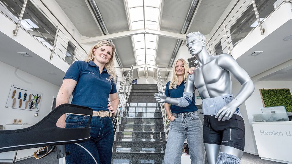Ein bisschen futuristisch, aber längst Wirklichkeit: Jenny Hackhe und Merle Janssen führen das Sanitätshaus ihrer Eltern modern weiter. Fotos: Klaus Ortgies