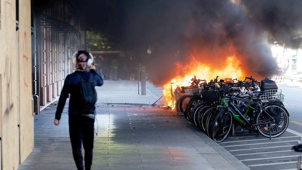 In Genf geht bei Demonstrationen gegen den G7-Gipfel im französischen Évian ein Auto in Flammen auf. Foto: Cyril Zingaro