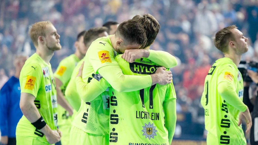 Die Füchse-Spieler waren nach der Final-Niederlage gegen den FC Barcelona enttäuscht. Foto: Marius Becker