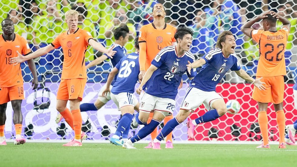 Japan freut sich über ein spätes Remis gegen die Niederlande. Foto: Julio Cortez