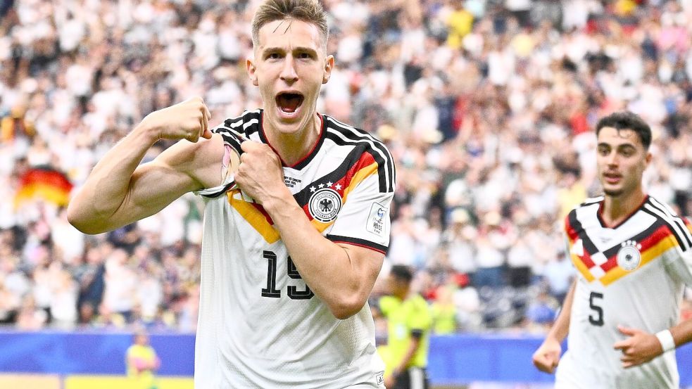 Deutschland lässt die Muskeln spielen, Nico Schlotterbecks Jubel nach seinem Kopfballtor. Foto: Tom Weller/dpa