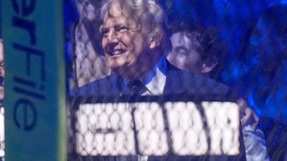 Trump betrachtet das Event aus nächster Nähe. Foto: Alex Brandon