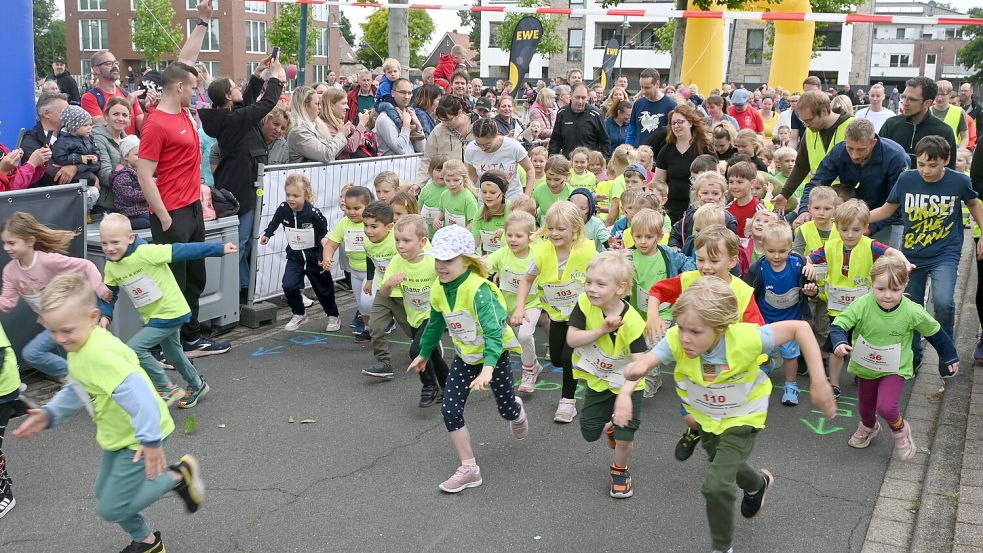 Auf die Plätze, fertig, los: Auch die Kindergarten-Kinder waren mit Eifer dabei. Foto: Holger Weers