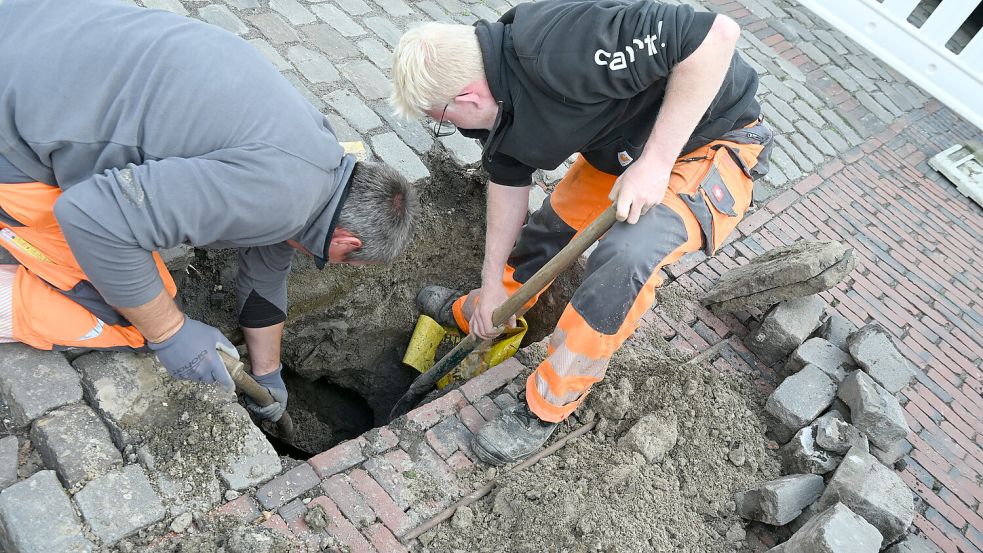 Nach der Sperrung: Das Loch in der Greetsieler Mühlenstraße ist vorerst geschlossen. Fotos: Heinz Wagenaar
