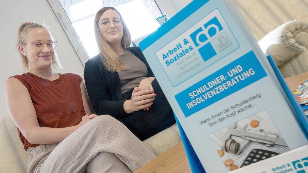 „Der Bedarf ist da“, sagen Mareike Lüttig und Birgit Kleine-Beek von der Schuldnerberatung (Arbeit und Soziales gGmbH der Diakonie im südlichen Ostfriesland). Foto: Klaus Ortgies