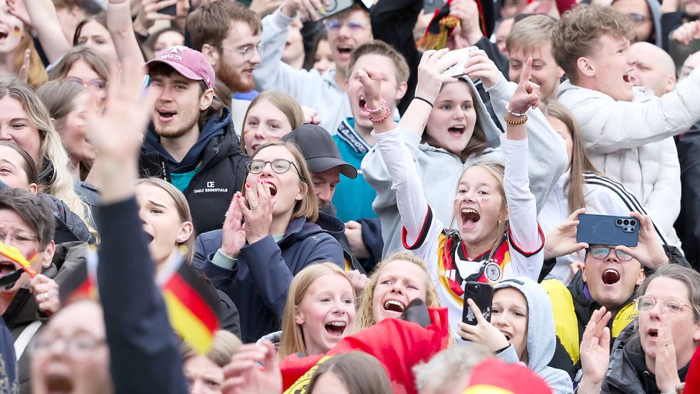 Zum deutlichen 7:1 Sieg der deutschen Nationalmannschaft wurde in Emden ausgelassen gefeiert. Foto: Jens Doden/Emden