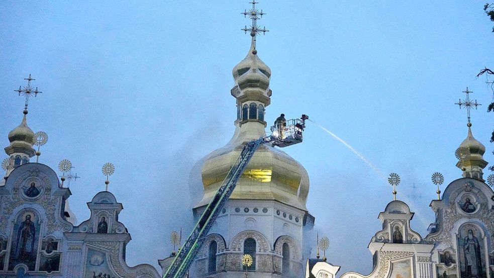 Die alten Ikonen und anderen Heiligtümer sind nach Kirchenangaben vor dem Brand in Sicherheit gebracht worden. Foto: Efrem Lukatsk