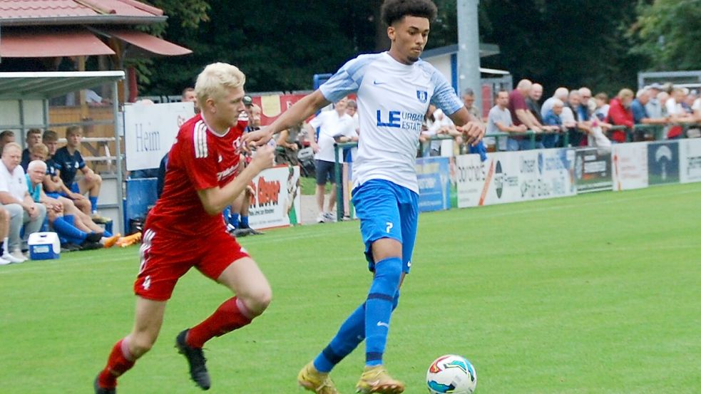 1,92 Meter groß, flink und technisch versiert: Der neue Mann (hier im Dress von BW Papenburg) soll mit seinen Qualitäten den TuS Pewsum in der Landesliga verstärken. Foto: Reemts